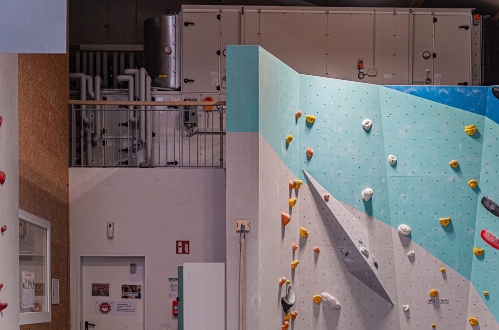 kletterhalle_2 Im Hintergrund der Kletterwände ist die Klimatisierungstechnik der Kletterhalle zu sehen.